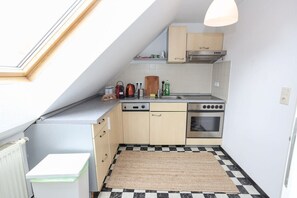 Fridge, oven, stovetop, coffee/tea maker - FullHouse | Eisenach | K70 Martin Luther (Eisenach)