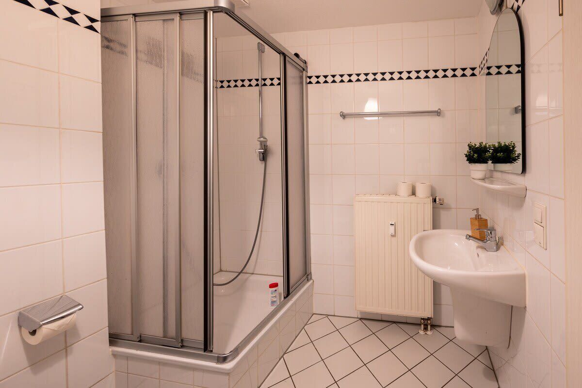 Dusche, Haartrockner, Handtücher, Toilettenpapier