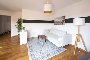TV - FullHouse | Halle | T28 XL | 2 Bedroom (Halle (Saale))