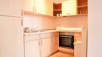 Refrigerador, horno, parrilla de estufa y cafetera y tetera