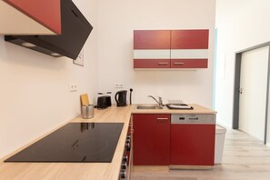 Frigorífico, placa de cocina, cafetera o tetera y utensilios de cocina