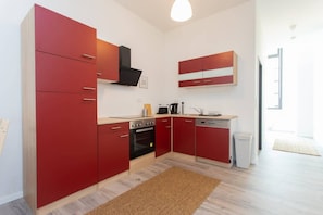 Kühlschrank, Herdplatte, Wasserkocher mit Kaffee-/Teezubehör