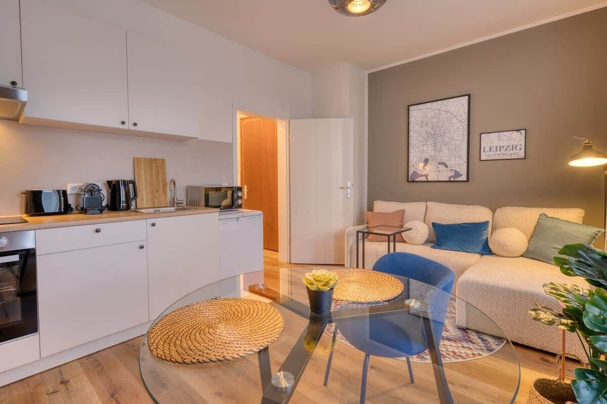 Un appartement moderne comprenant une cuisine, un coin repas et un salon.