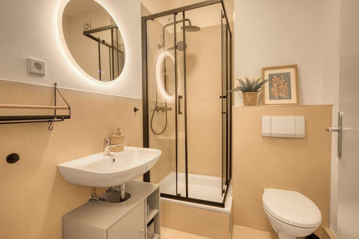 Shower, free toiletries, hair dryer, towels