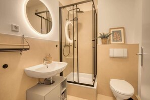 シャワー、バスアメニティ (無料)、ヘアドライヤー、タオル