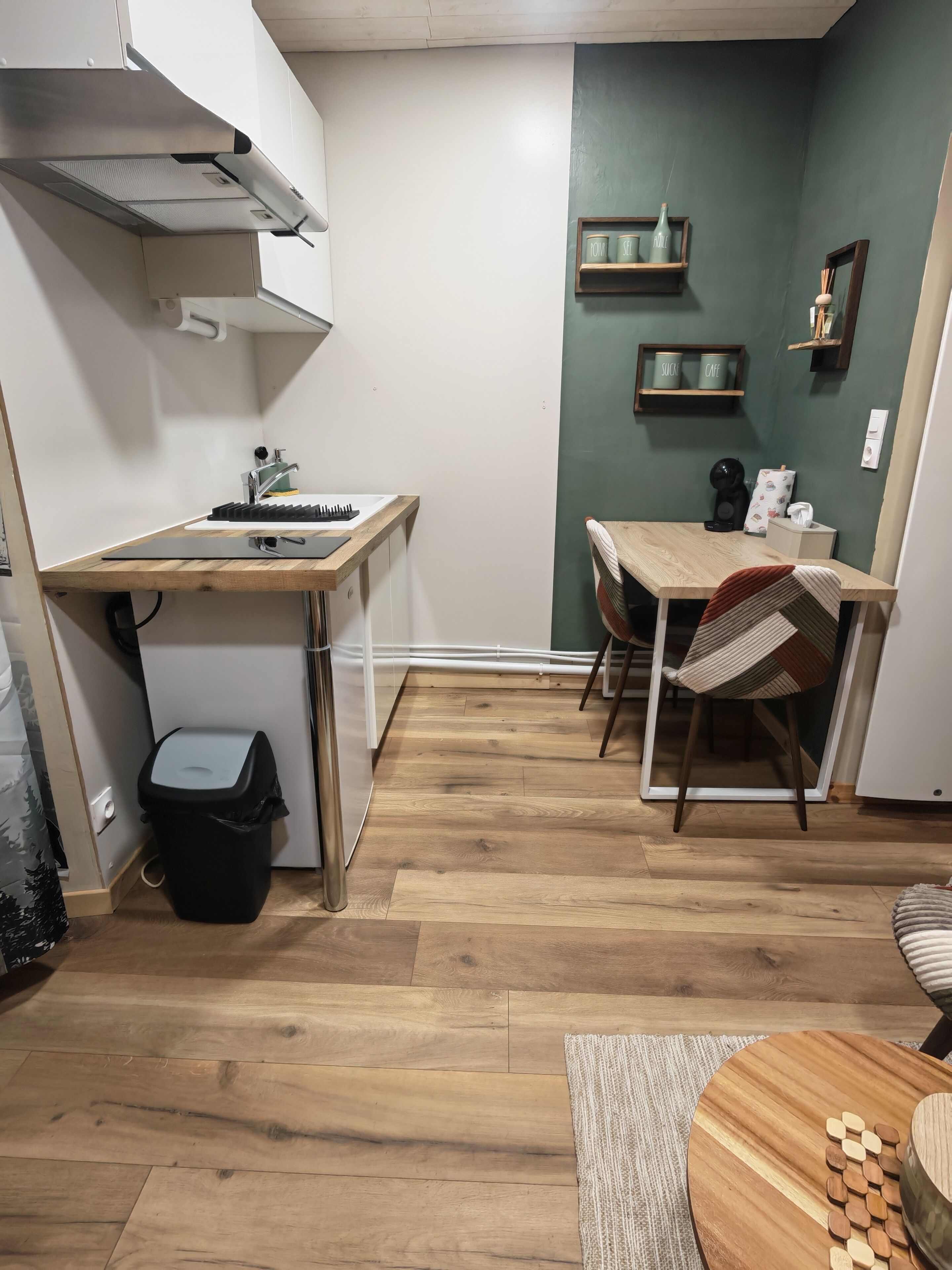 Frigorífico, placa de cocina, cafetera o tetera y hervidor eléctrico