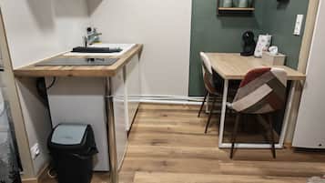 Frigorífico, placa de cocina, cafetera o tetera y hervidor eléctrico