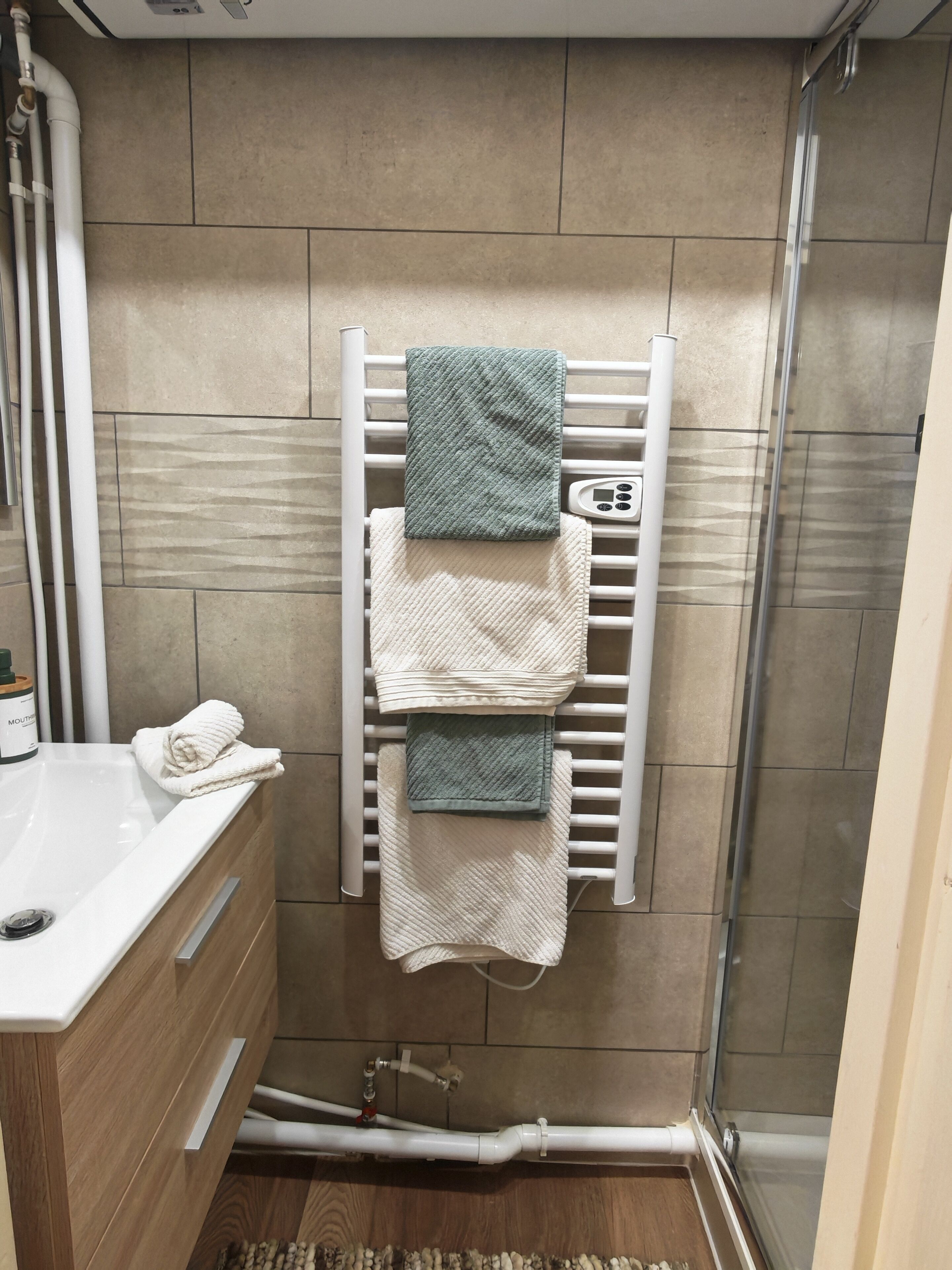 Sèche-cheveux, serviettes fournies, savon, shampoing