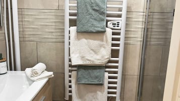 Hårtørrer, håndklæder, Sæbe, Toiletpapir