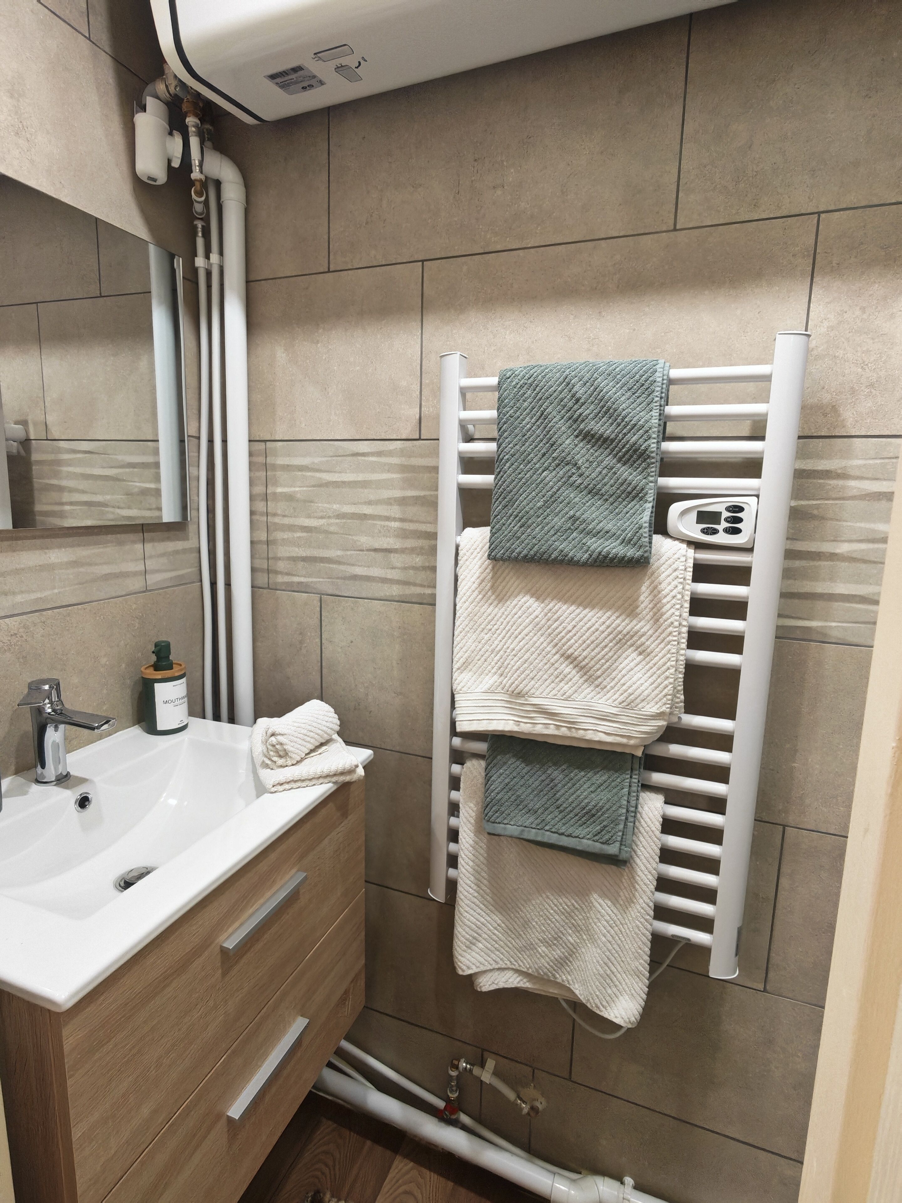 Secadora de cabello, toallas, jabón, shampoo 