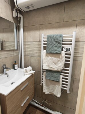 Asciugacapelli, asciugamani, sapone, shampoo