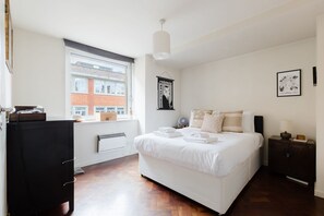 2 bedrooms, iron/ironing board, Internet, bed sheets - Eclectic 2BDR Central London Retreat in Holborn (Greater London)