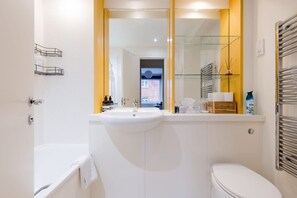 Shower, hair dryer - Eclectic 2BDR Central London Retreat in Holborn (Greater London)