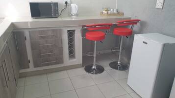 Camera doppia | Cucina privata | Mini-frigorifero, microonde, piano cottura, pentole/stoviglie/utensili