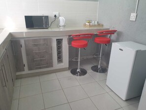 Camera doppia | Cucina privata | Mini-frigorifero, microonde, piano cottura, pentole/stoviglie/utensili