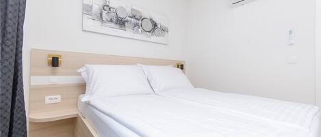 Apartment (A1) | In-room safe, iron/ironing board, free WiFi