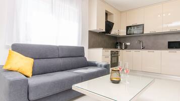 Huoneisto (A1) | Yksityinen keittiö | Jääkaappi, mikroaaltouuni, espressokone, vedenkeitin