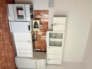 Căn hộ (A1) | Bếp riêng | Tủ lạnh, lò vi sóng, lò nướng, bếp nấu 