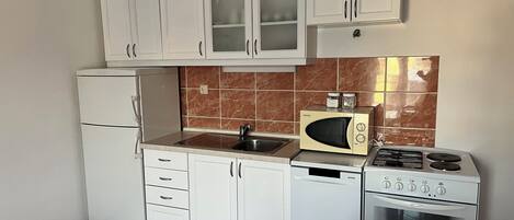 Appartement (A2) | Privékeuken | Een koelkast, een microgolfoven, een oven, een kookplaat