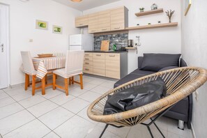 Apartamento (A1) | Cozinha privada | Geladeira, cooktop, chaleira elétrica
