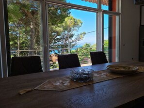 House | Dining - House Pine Tree (Omis)