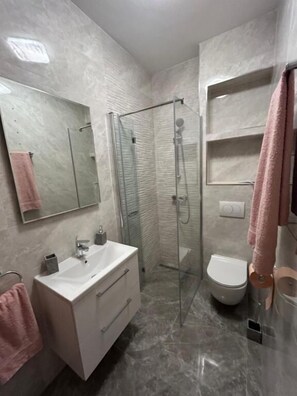 Bathroom - House Pine Tree (Omis)