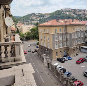 A street view with a building featuring multiple windows and a red-tiled roof. - Apartment Fiume (Rijeka)