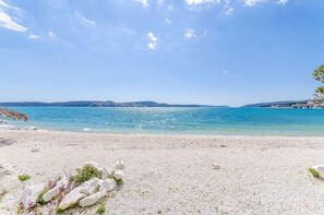 Beach nearby - Room Ela (Seget)