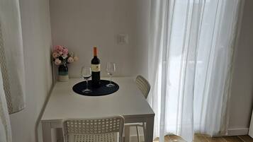 Room (S1) | Interior