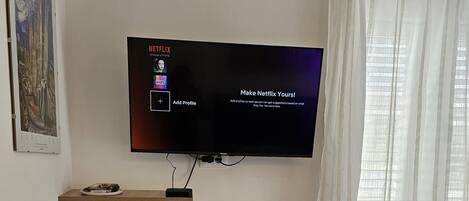 Zimmer (S1) | Fernseher