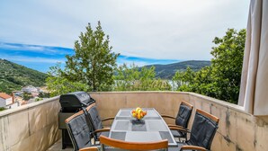 A balcony with a table, chairs, and a grill. - Apartment Sweet (Marina)
