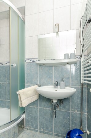 Apartment (A1) | Bathroom - Apartments Mrvelj (Jelsa)