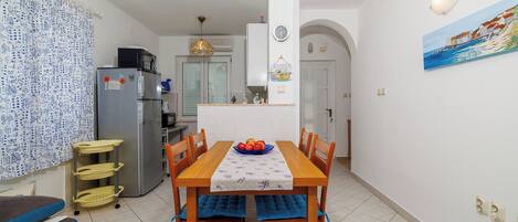 Apartment (A1) | Eigene Küche | Kühlschrank, Mikrowelle, Ofen, Herdplatte