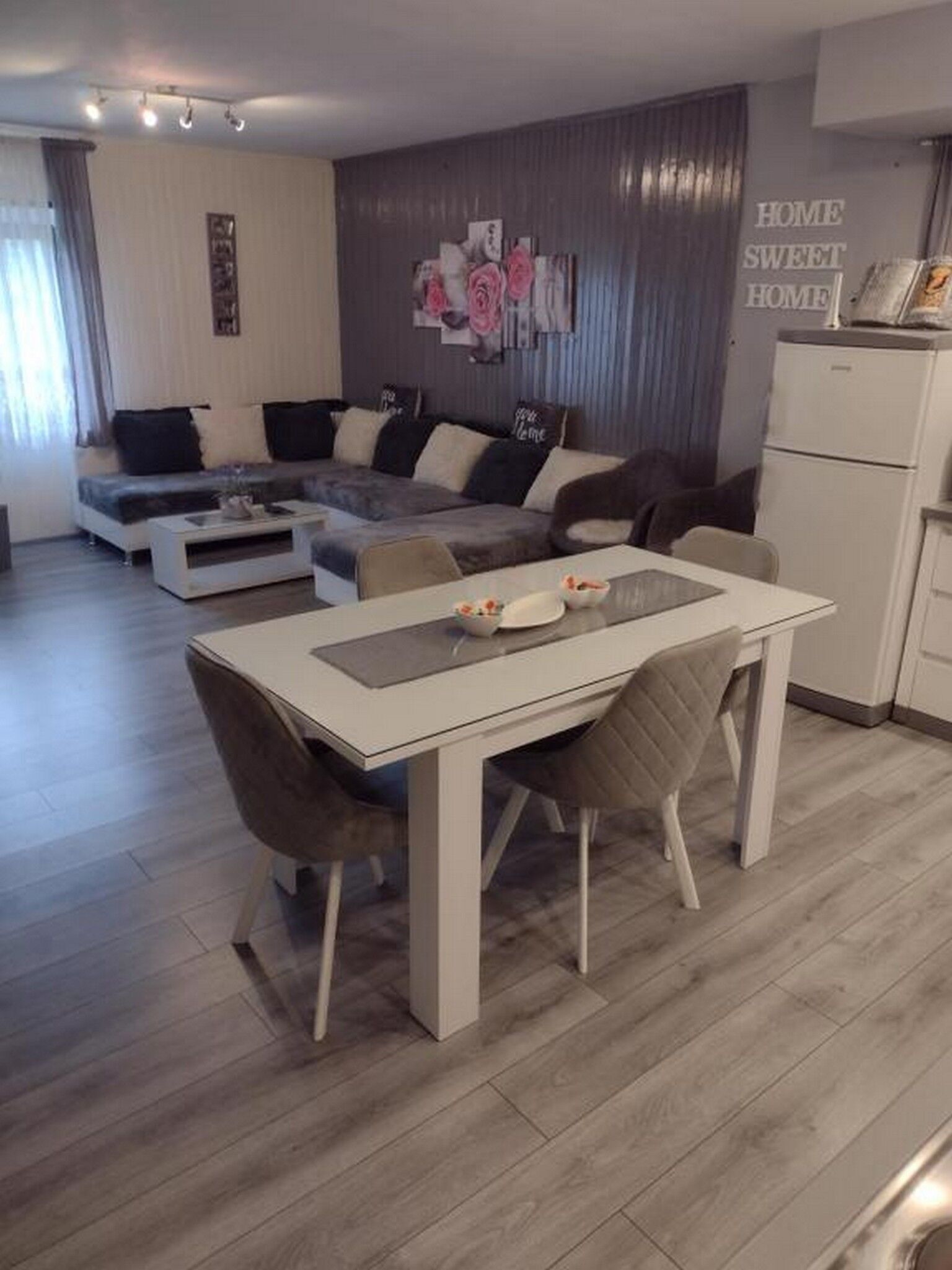 Apartamento (A1) | Cocina privada | Frigorífico, microondas, horno y placa de cocina