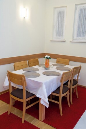 Apartemen (A1) | Tempat makan