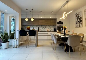 Huoneisto (A1) | Yksityinen keittiö | Jääkaappi, mikroaaltouuni, uuni, liesi