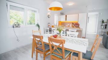 منزل | مطبخ خاص | ثلاجة، فرن، موقد طهي مسطح، غسالة أطباق