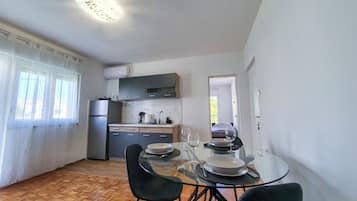 Căn hộ (A2) | Bếp riêng | Tủ lạnh nhỏ