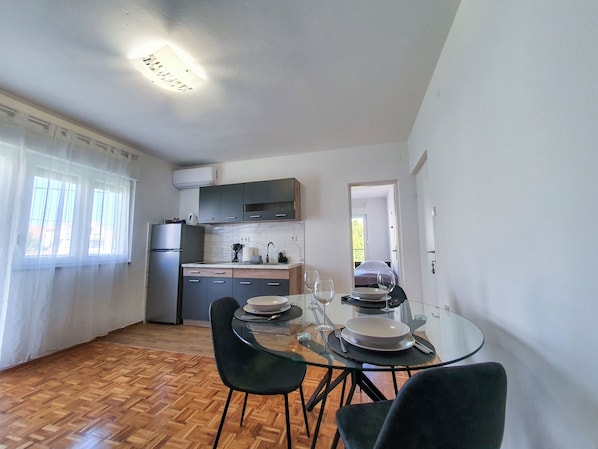 Apartment (A2) | Private kitchen | Mini-fridge - Apartments and Rooms Jengic (Vodice)