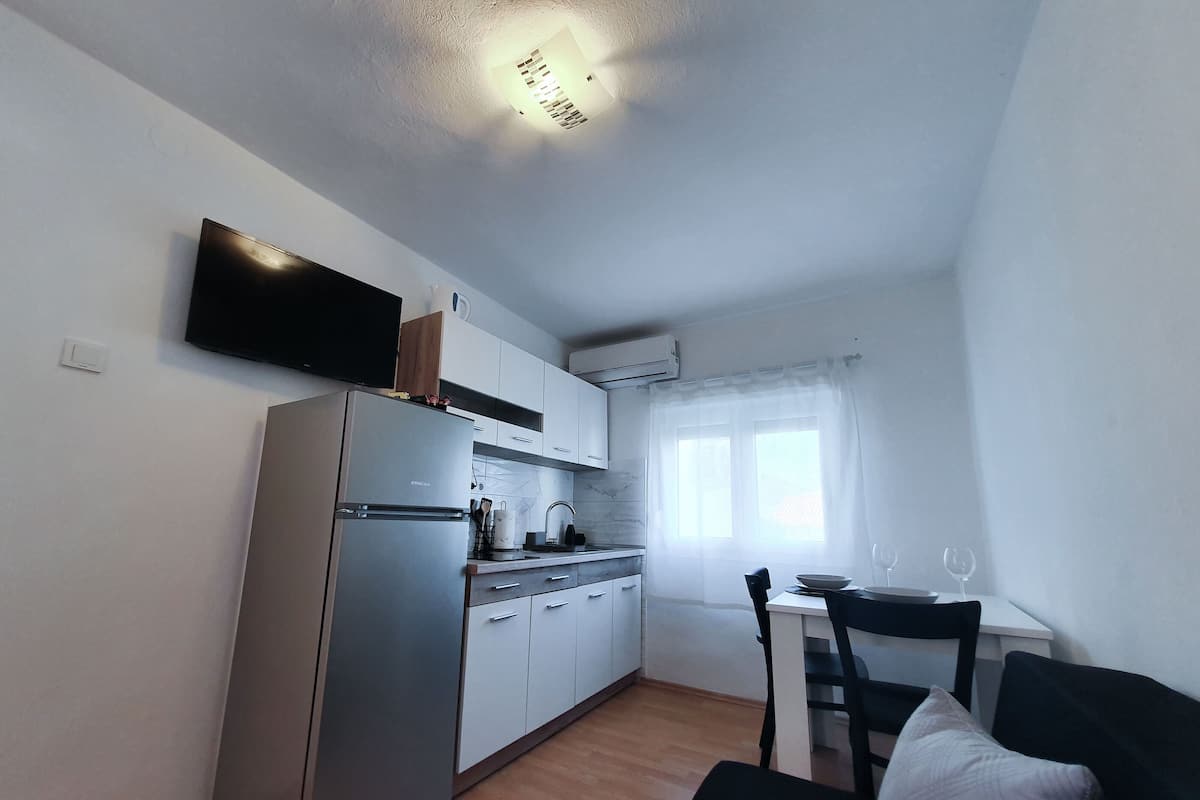 Căn hộ (A3) | Bếp riêng | Tủ lạnh nhỏ