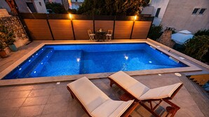 Piscine extérieure, piscine chauffée, parasols de plage, chaises longues