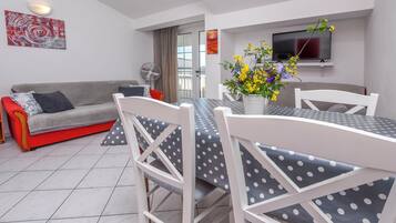 Apartment (A4) | Dining