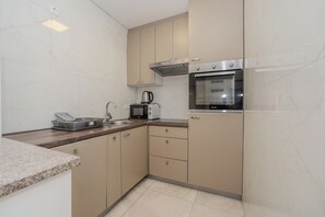 Apartment (A8) | Eigene Küche | Kühlschrank, Herdplatte, Wasserkocher, Kochgeschirr/Geschirr/Besteck