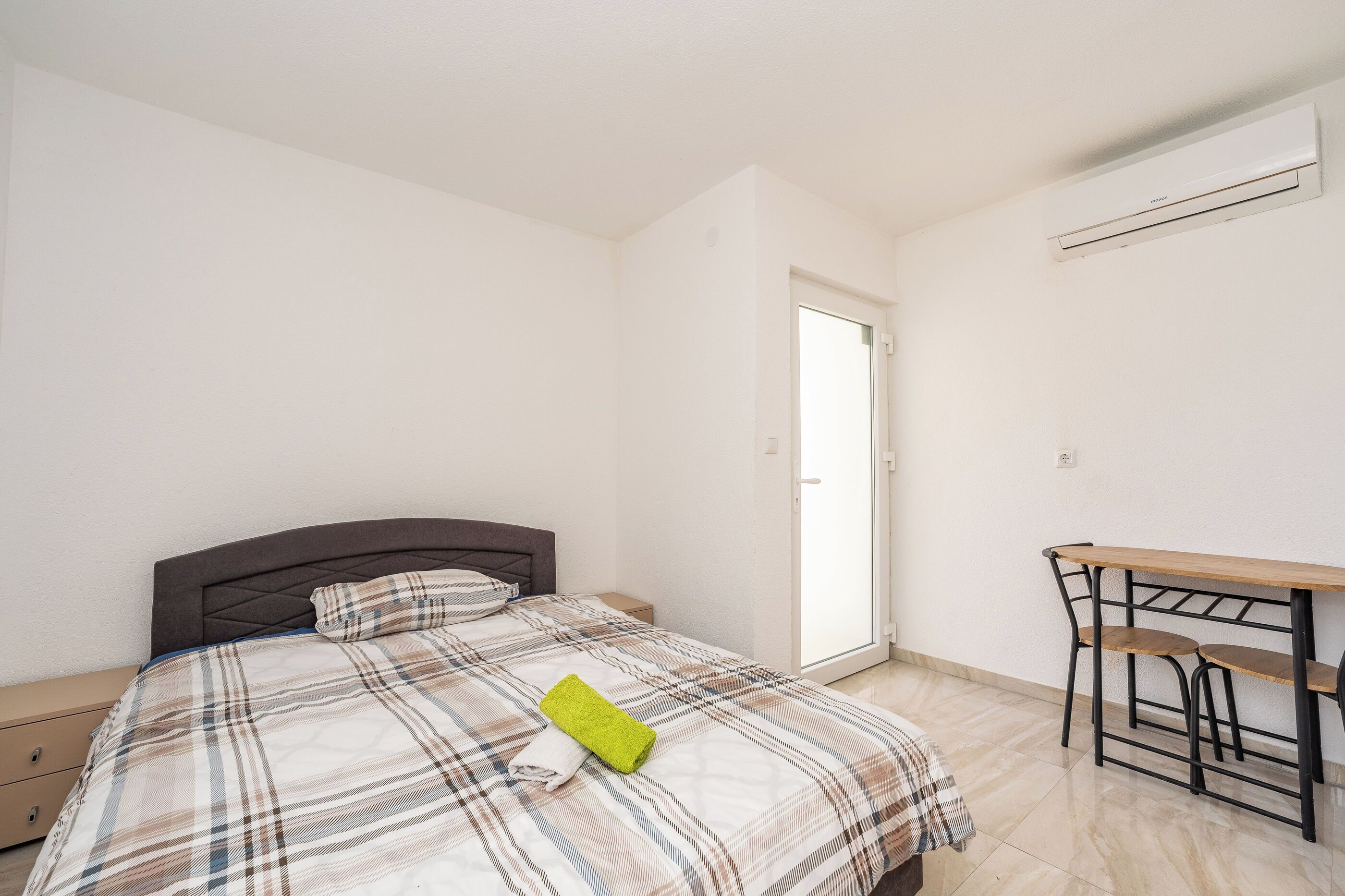 Room (S5)