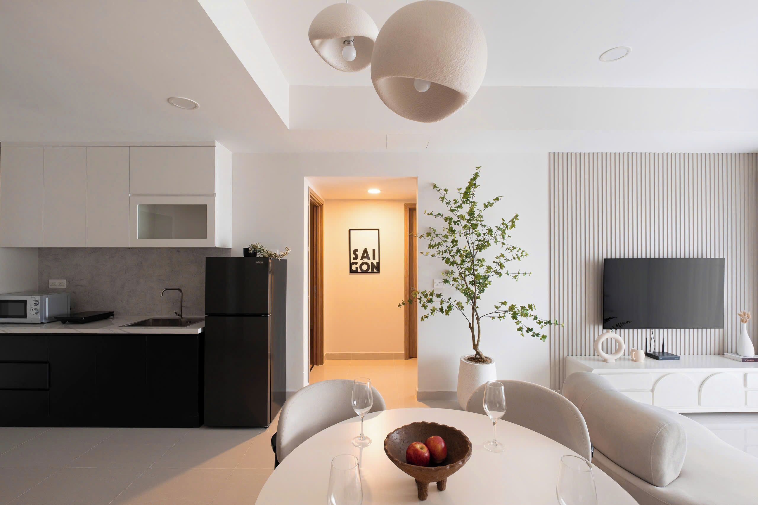 Superior Apartment | Private kitchen | Fridge, microwave, stovetop, cookware/dishes/utensils