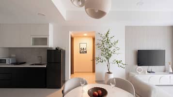 Superior Apartment | Private kitchen | Fridge, microwave, stovetop, cookware/dishes/utensils