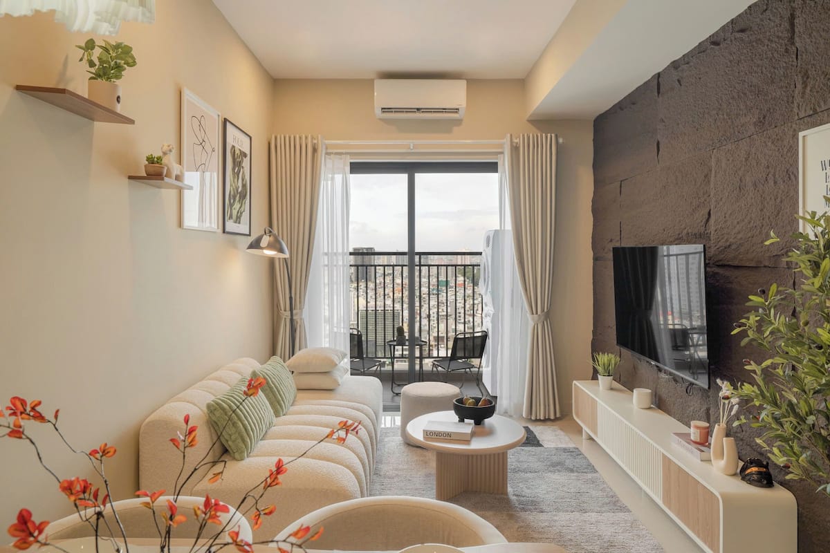 디럭스 아파트, 발코니, 시내 전망 | 거실 공간 | 평면 TV