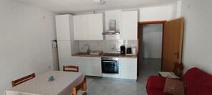Refrigerador, horno, placa de cocina, lavavajillas