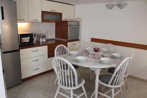Apartment (A1) | Eigene Küche | Kühlschrank, Mikrowelle, Ofen, Herdplatte