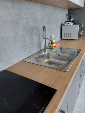 Ferienhaus | Eigene Küche | Kühlschrank, Mikrowelle, Ofen, Herdplatte